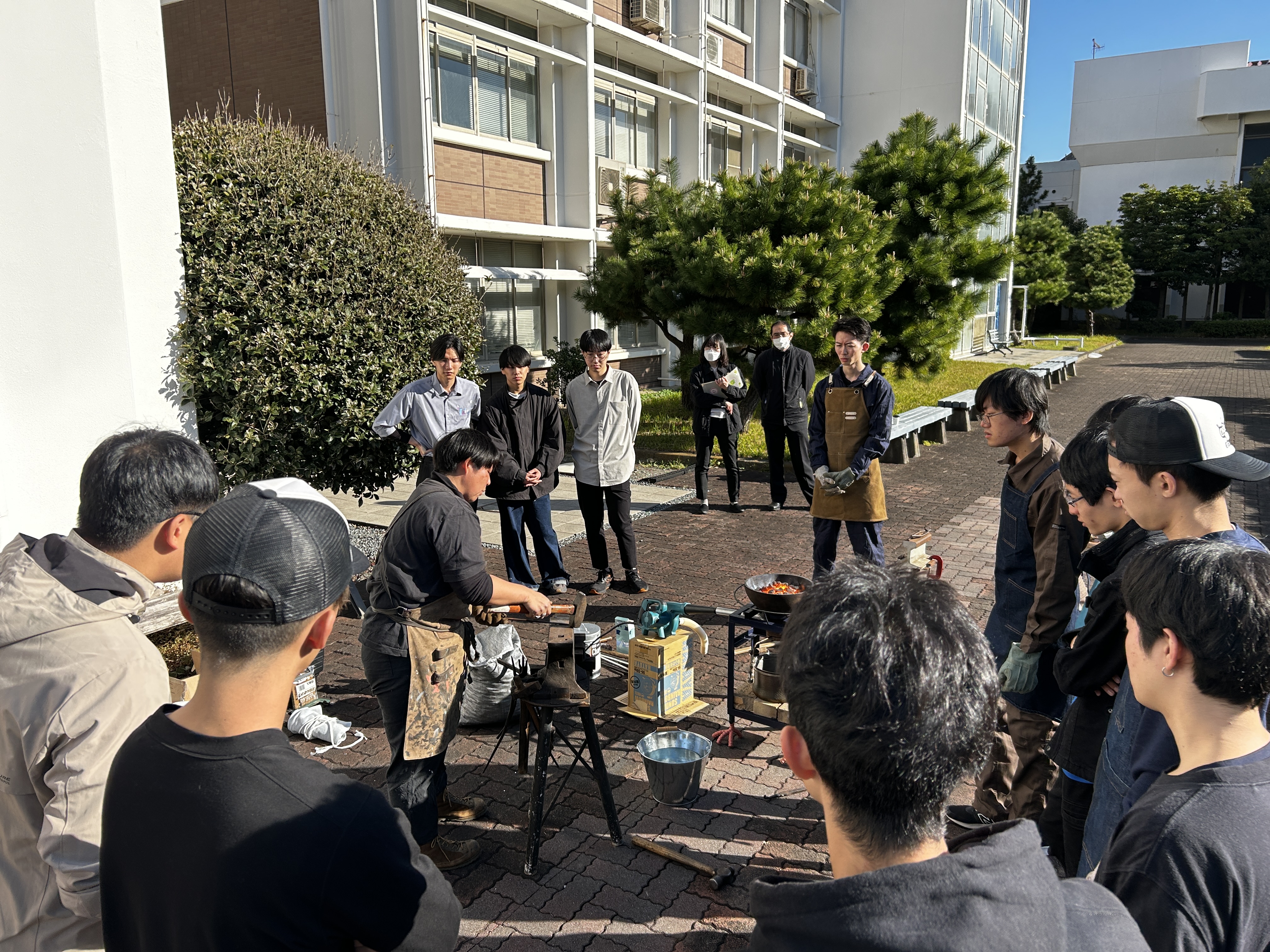 鍛冶屋の技を学び、ものづくりの原点に触れる。