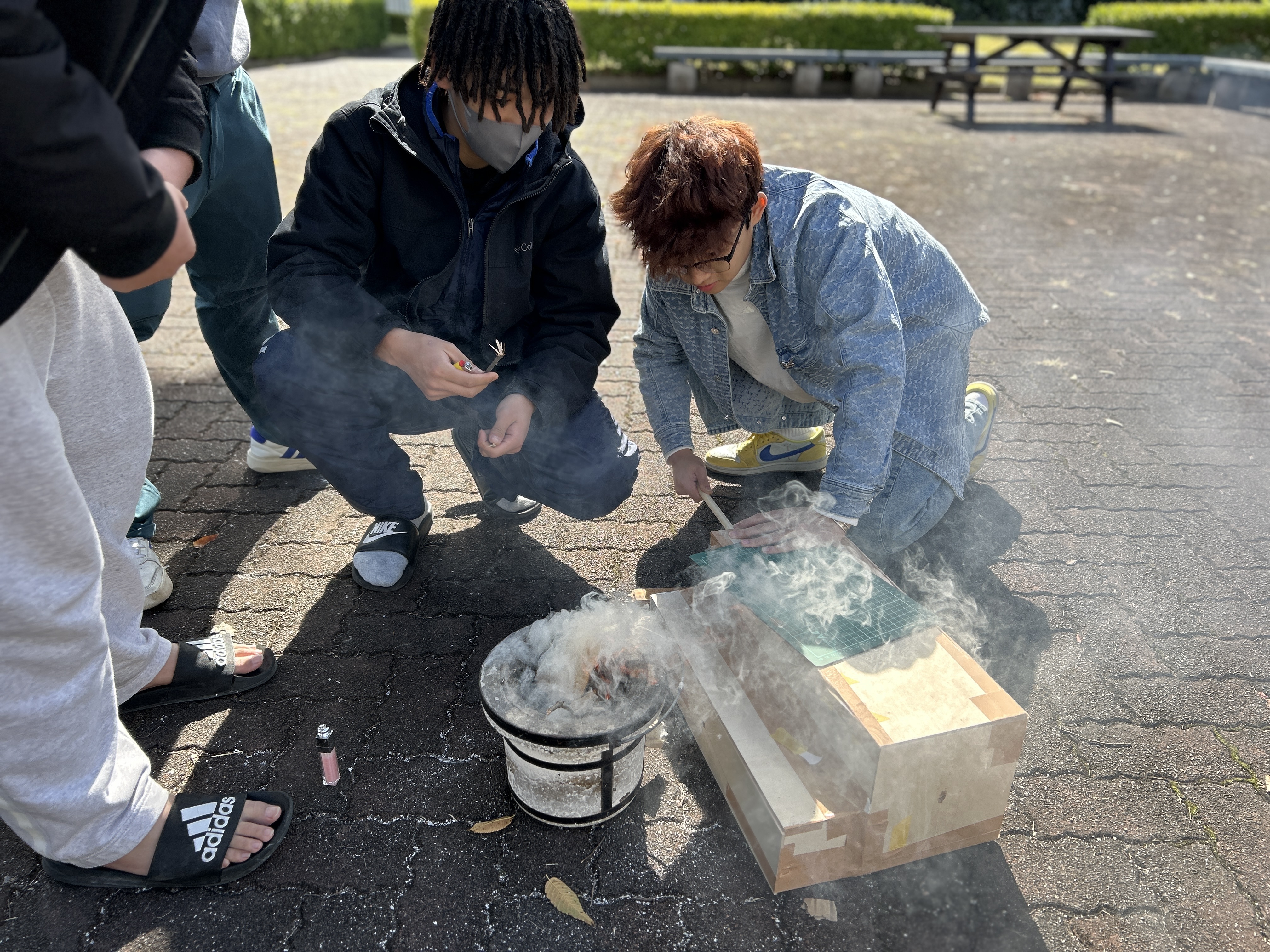 伝統的送風機「ふいご」を再現し、火おこしを実験する